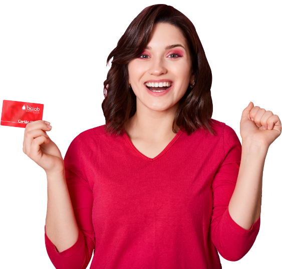Moça de blusa vermelha segurando cartão Biolab