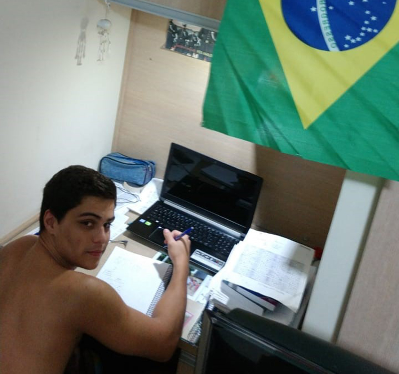 Luan no seu cantinho de estudos 2 dias antes da prova, por coincidência era a madrugada do seu aniversário de 18 anos: "ficava várias horas por dia aqui"