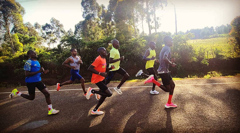 Daniel Nascimento, de bermuda azul, correndo com pelotão de quenianos