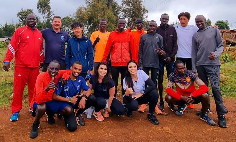 Daniel, Neto, Daniela e Carol com treinadores e atletas em Eldoret