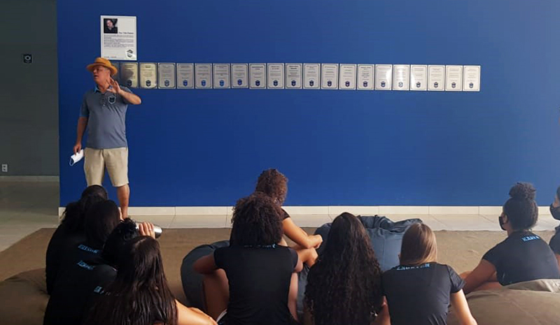 Conquistas educacionais dos atletas ganham placas de homenagem em parede da Arena ABDA